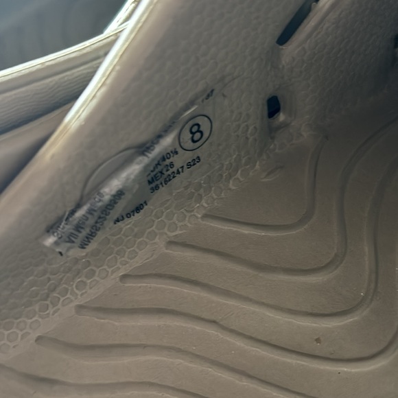 Like new Rugged Shark faux crocs size 8 - Picture 4 of 5